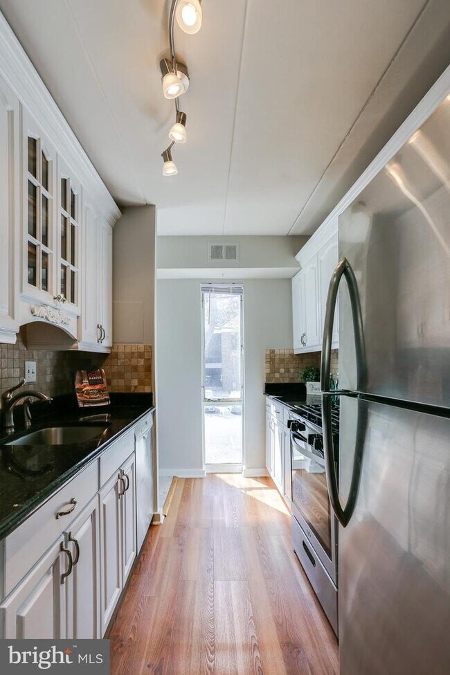 Building Photo - 3322 Hewitt Ave