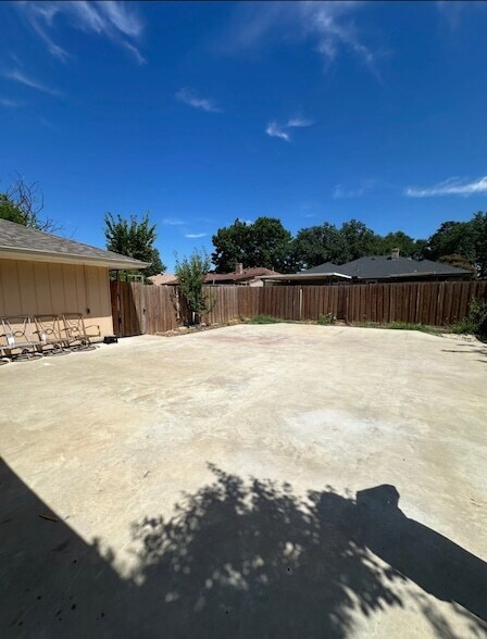 Building Photo - 1121 Goldenrod Dr