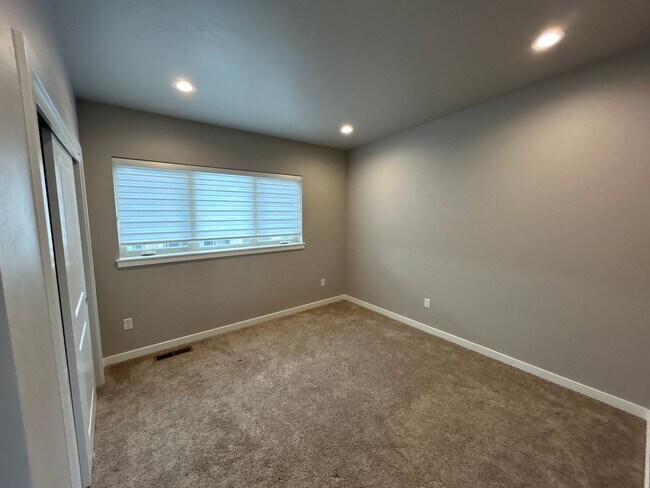 Building Photo - 2 Primary Bedroom Suites / 2.5 Bathroom Townhouse in Redmond OR