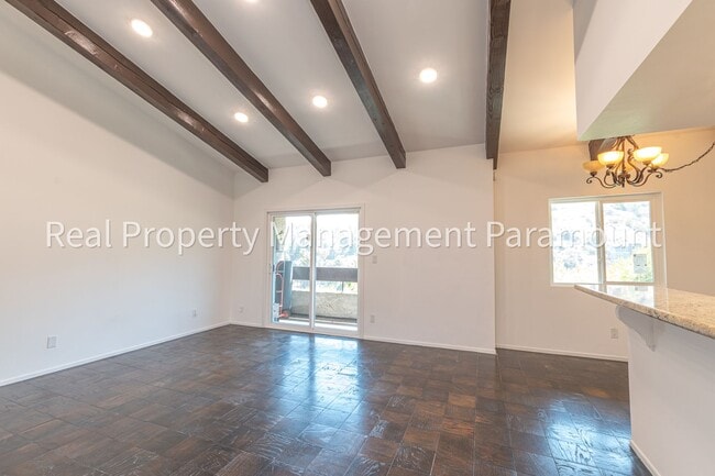 Building Photo - Don't miss out! 2 Bed 2 bath ready to go!