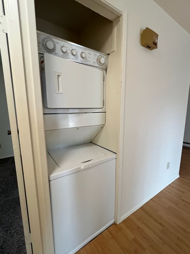 Building Photo - Spacious duplex! Carport, a/c, WASHER & DR...