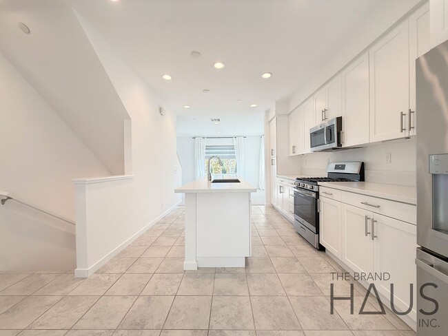 Building Photo - Modern Farmhouse-Style 2Bed 2.5Bath Twenty8 Walk Gated Community