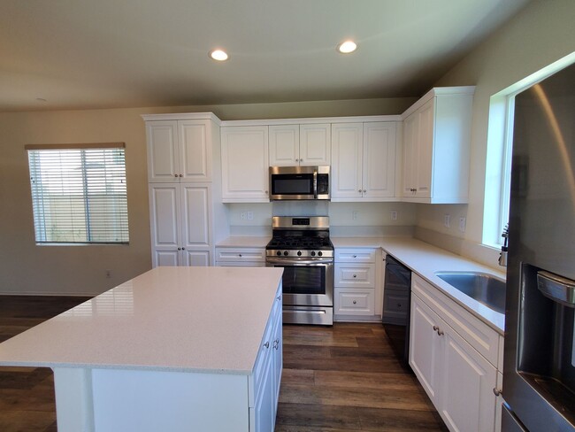 Building Photo - Beautiful 3B/2.5BA Home w/ Turf Backyard!