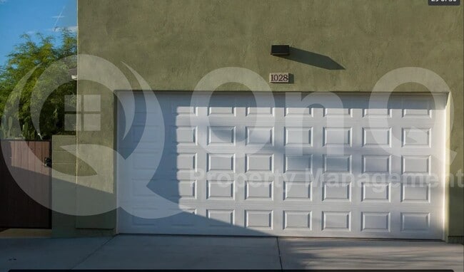 Building Photo - 1028 E Curry Rd