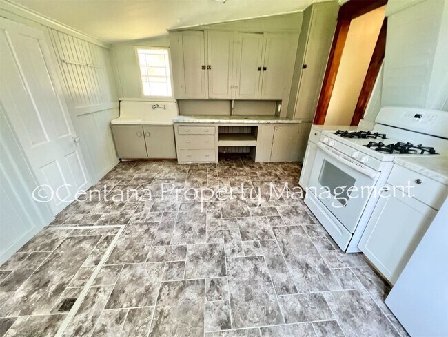 Building Photo - Pet friendly house on Washington!