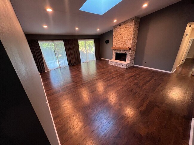 Building Photo - 803 Single Oak Cove