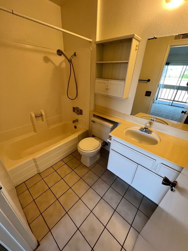 Building Photo - 2 Bed/2.5 Bath Condo at College Park Townh...