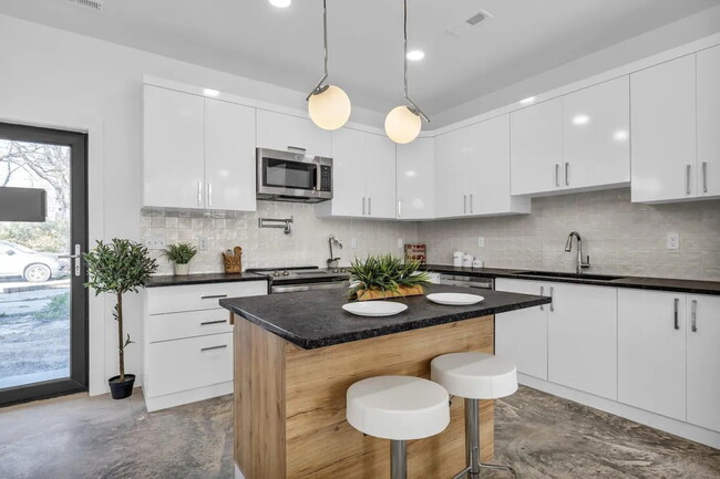 Building Photo - Modern 4-Bed Townhouse in Ridgedale – Minu...