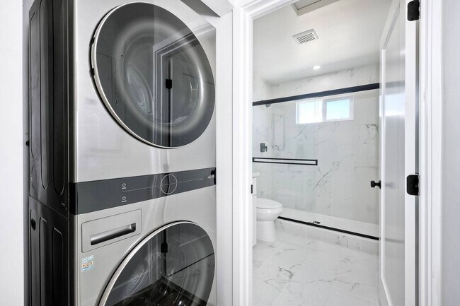 Building Photo - Spacious & Stylish 4BR/3BA Apartment in Imperial Beach!