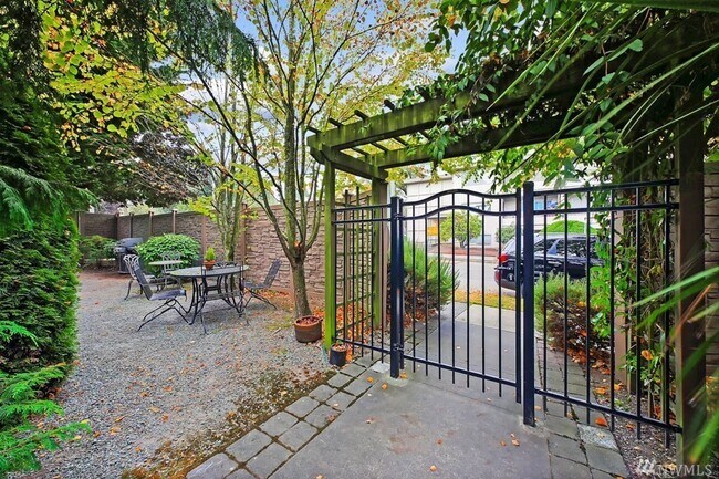 Building Photo - AVAILABLE AUGUST 1ST >> Beautiful Fully Remodeled 2BR/1BA Condo in Seattle!