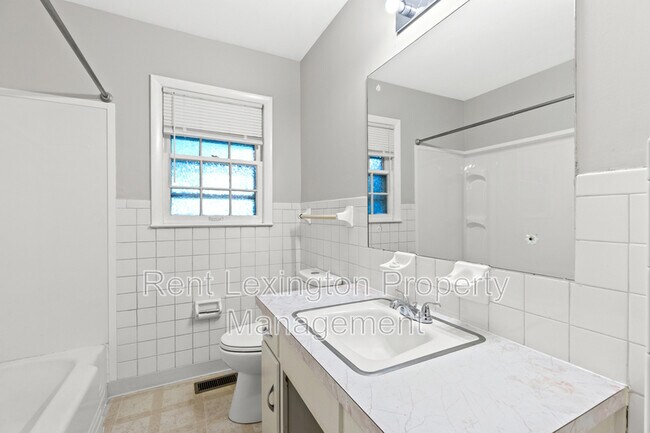 Building Photo - 3560 Lansdowne Dr