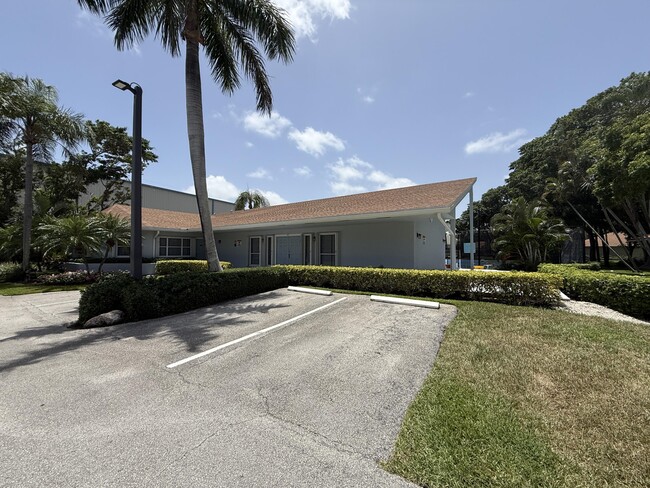 Building Photo - 225 N Lakeshore Dr