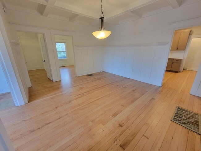 Building Photo - Don’t Miss This! Spacious 2 Bed, 2 Bath in North Portland