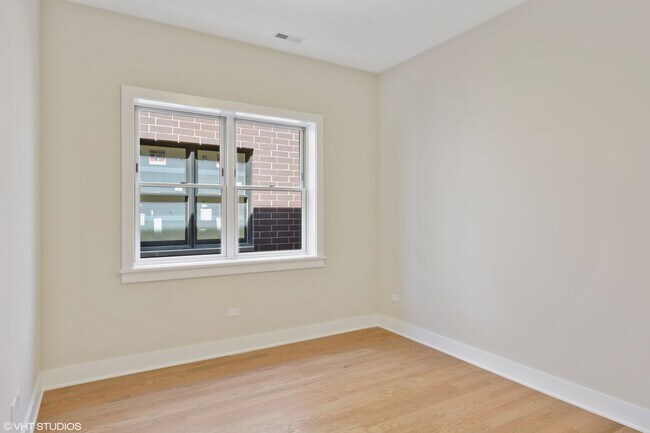 Building Photo - Pet Friendly 3 Bed 2 Bath Condo Quality in...