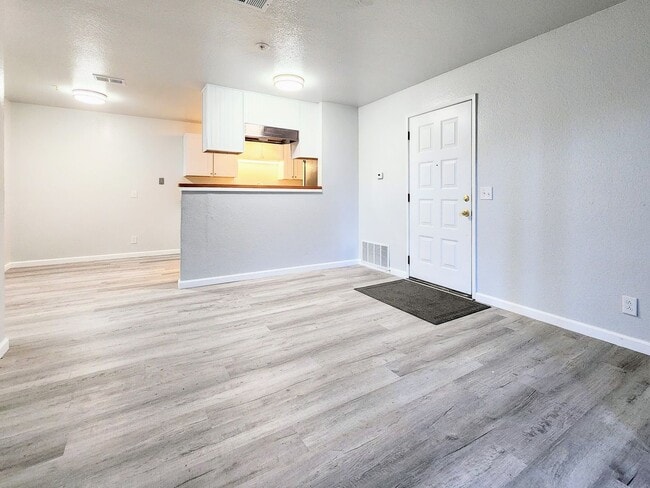 Building Photo - 3 Bedroom M Section Condo FOR RENT !