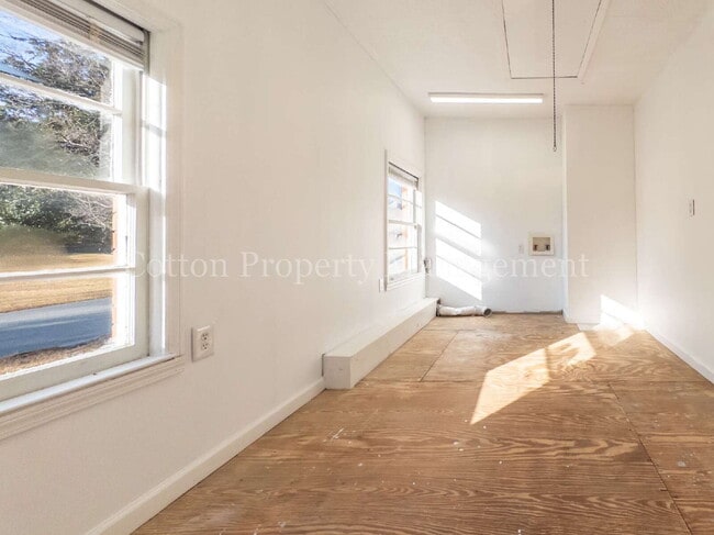 Building Photo - 101 Hyacinth Ave