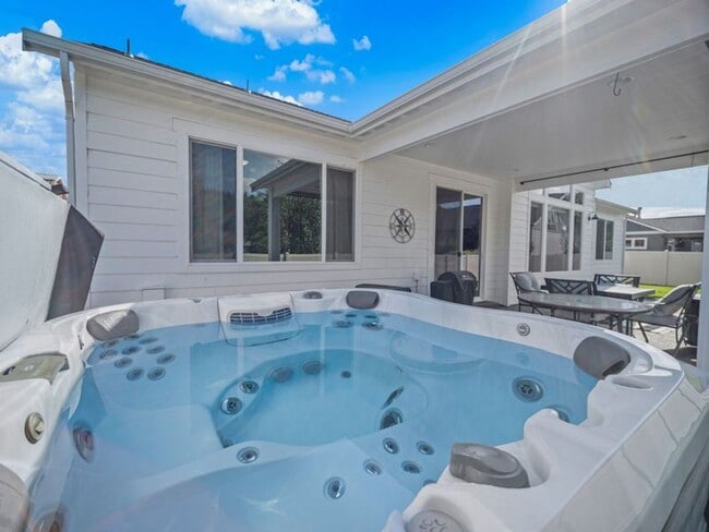 Building Photo - Fully Furnished Luxury 3-Bed, 2-Bath Home ...