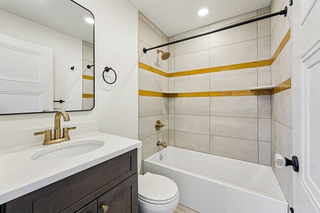 Building Photo - 401 Martin St