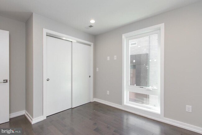 Building Photo - 712 S Sartain St