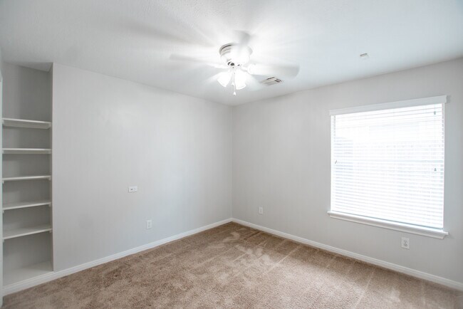 Building Photo - 1722 Red Oak Terrace