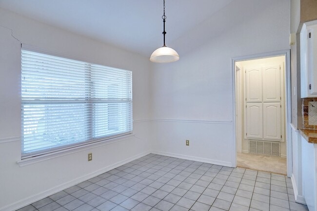 Building Photo - Beautiful Benbrook Home on Quarter Acre