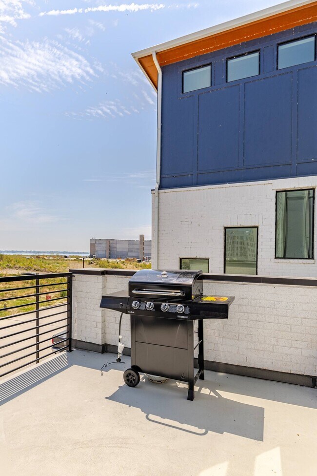 Building Photo - 810 Resort Dr