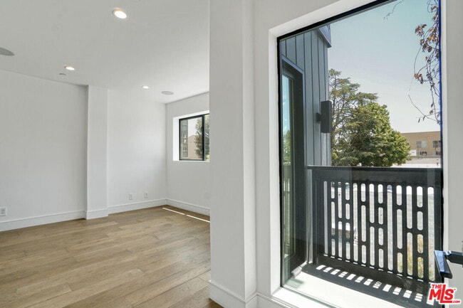 Building Photo - 1445 1/2 N Martel Ave