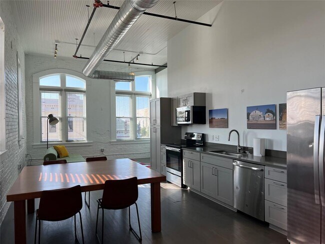 Building Photo - 102 E 2nd St