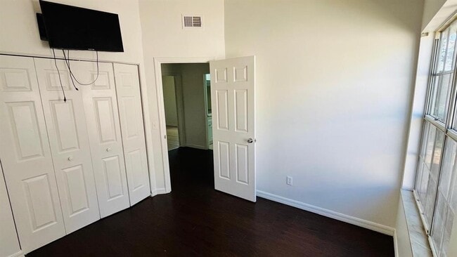 Building Photo - 105 Cobblestone Way