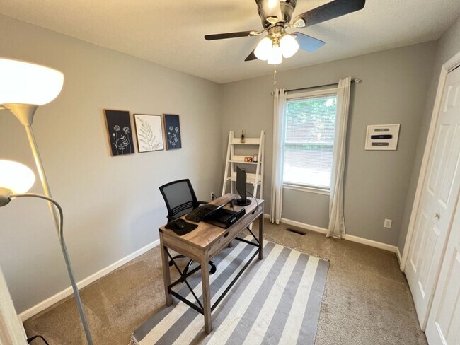 Building Photo - Adorable 3 Bedroom Townhouse w/ 1st Floor ...