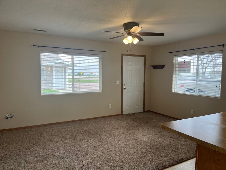 living area - 997 N Highway 105