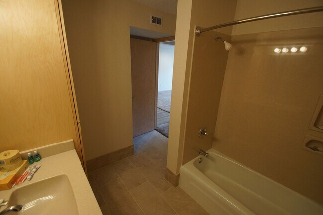 Building Photo - Remodeled 1BR Walk In Closet