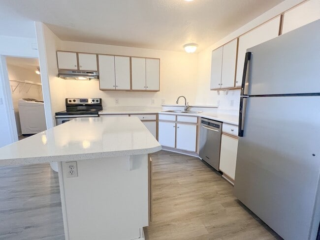 Building Photo - TRI-PLEX- COTTONWOOD - VERDE VILLAGE UNITS