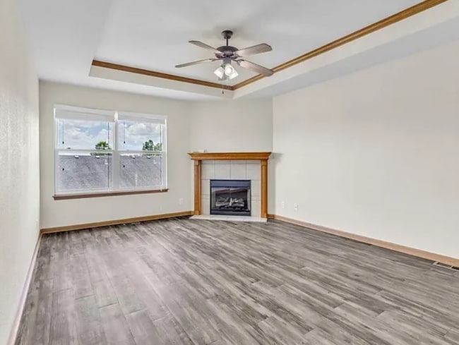 Building Photo - Town House