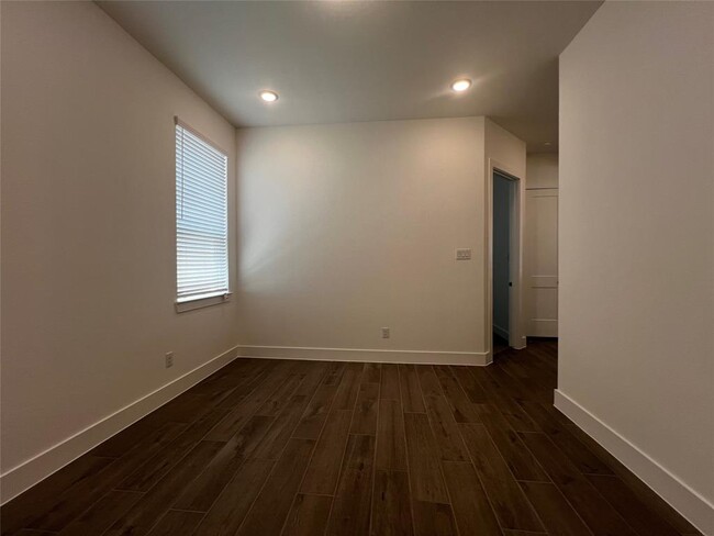 Building Photo - 10935 Cres Spg Dr