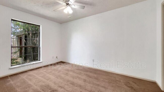 Building Photo - 605 San Saba Ct