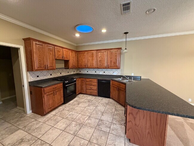 Building Photo - Beautiful 3-Bed, 2-Bath Gem in Lubbock- Spacious 1500 Sq Ft Living!