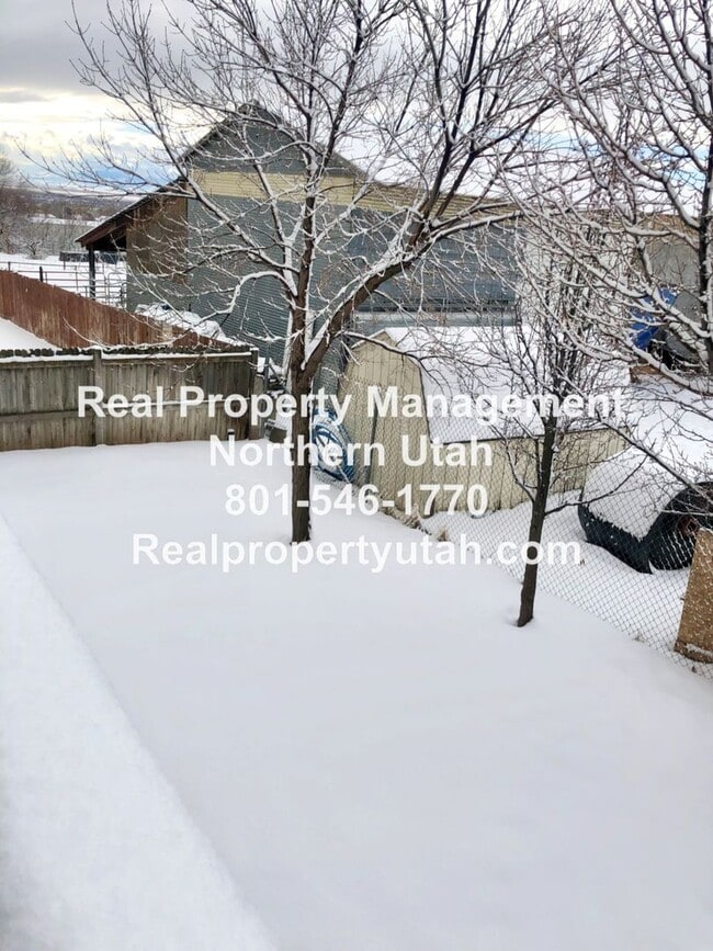 Building Photo - 4 Bedroom 2.5 Bathroom House In Layton Ava...
