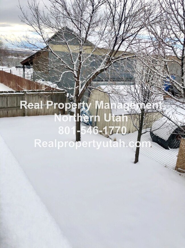 Building Photo - 4 Bedroom 2.5 Bathroom House In Layton Available!