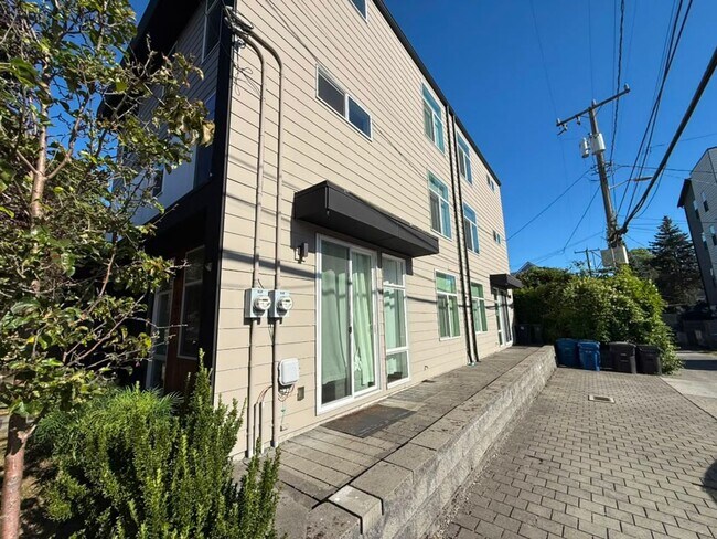 Building Photo - 1017 NE 55th St