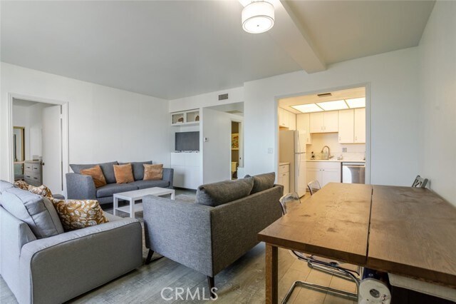 Building Photo - 321 S San Vicente Blvd