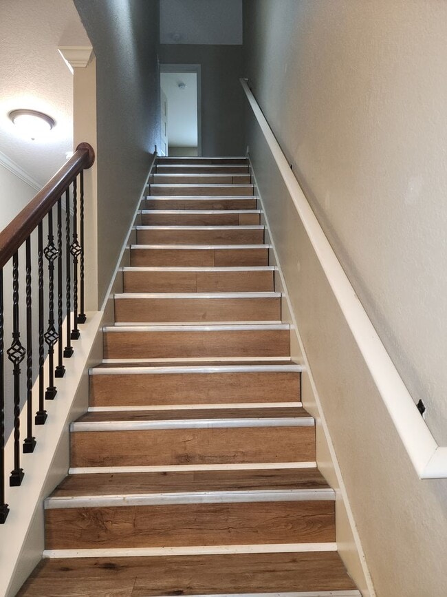 Building Photo - LOVELY TWO STORY W/ 5 BEDS, 3 FULL BATHS. ...