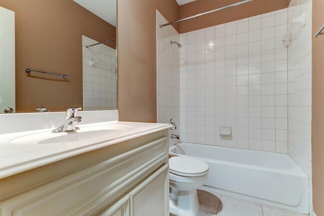 Building Photo - Impeccably Maintained Midtown Townhome with Downtown Views!