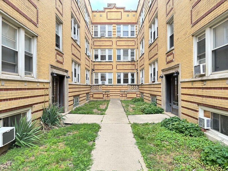 Primary Photo - 4409 N Kenneth Ave