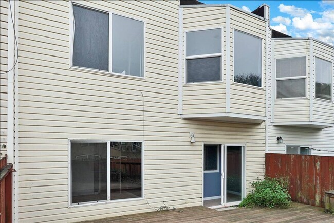 Building Photo - Fabulous 2 bed Plus Den, 1 bath in San Francisco (Downstairs Unit)