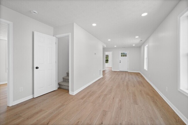 Building Photo - COMPLETELY RENOVATED 4BR HOME - MOVE-IN SPECIAL