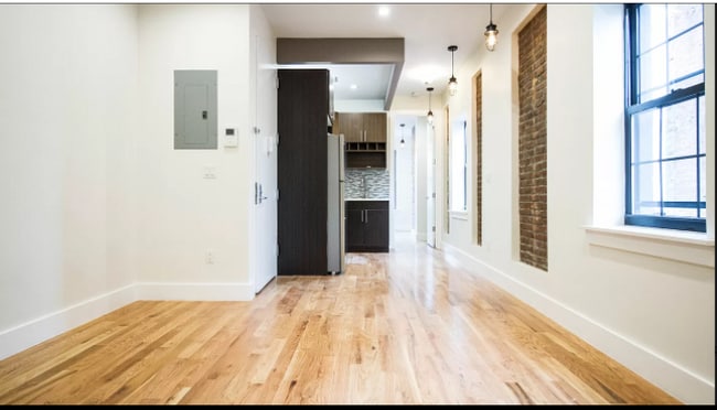 Building Photo - 562 Wilson Ave