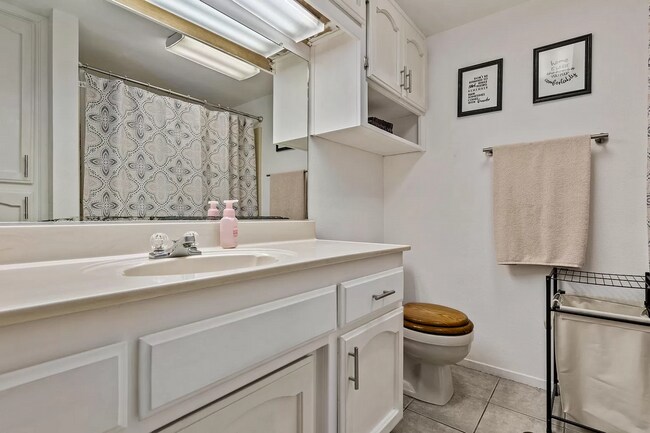 Building Photo - Perfect Pool House!!