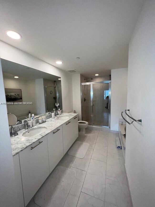 Building Photo - 950 Brickell Bay Dr