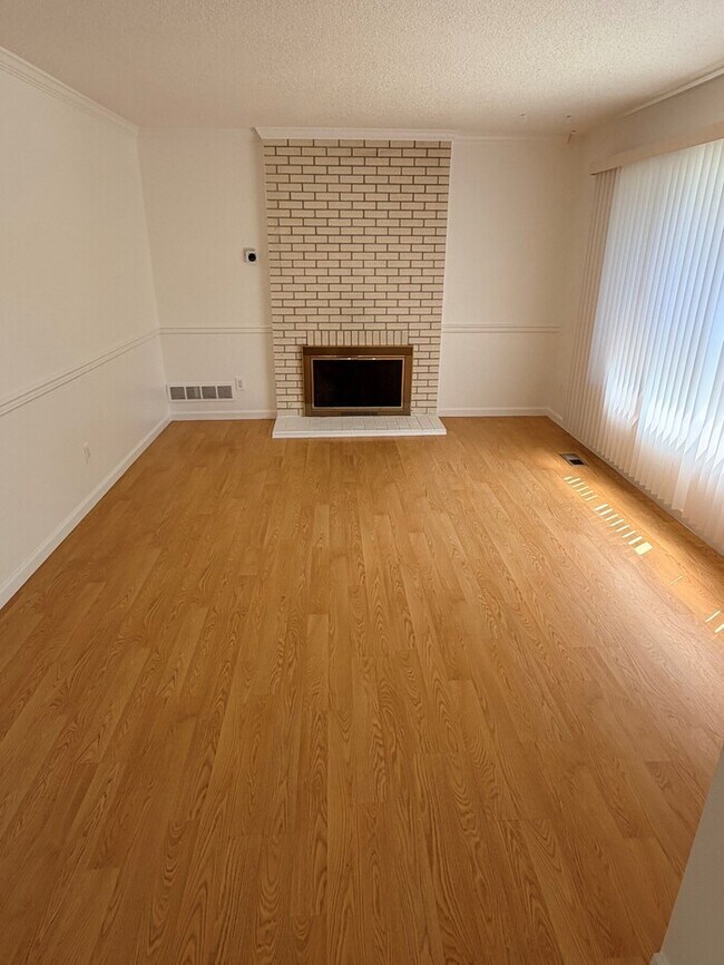 Building Photo - Spacious West Linn Ranch with Multiple Living Spaces, Large Fenced Backyard & Landscaping Included!